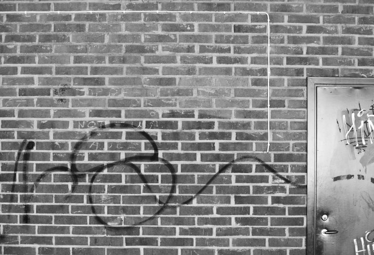 Kabel på tegelväggen