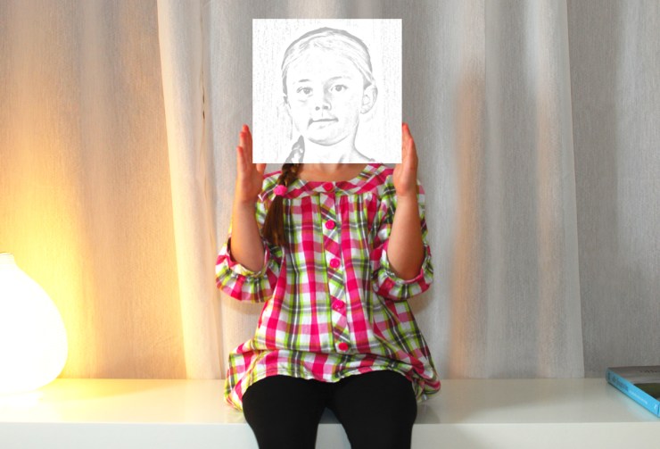 Min dotter Tuva med ett tecknat huvud