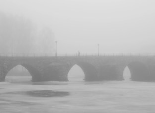 Gamla stenbron - In i dimman
