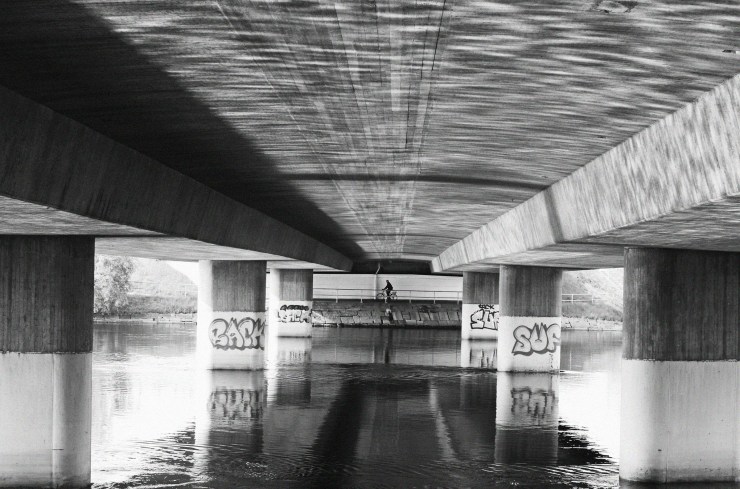 Sakta flyter älven fram