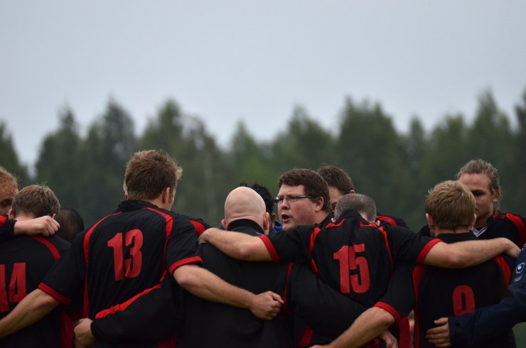 Coach har ett pepptalk efter matchen