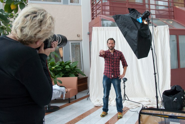 Elisabeth Ohlson Wallin fotograferar mig (Mattias Karlsson)