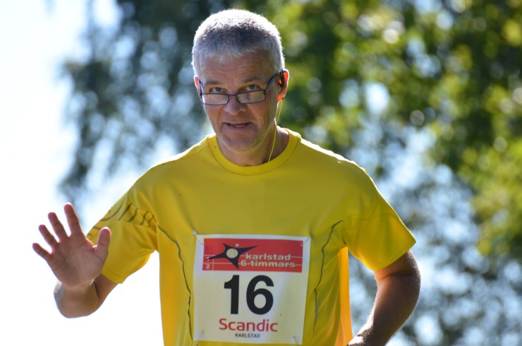 Per Sköld hälsar glatt