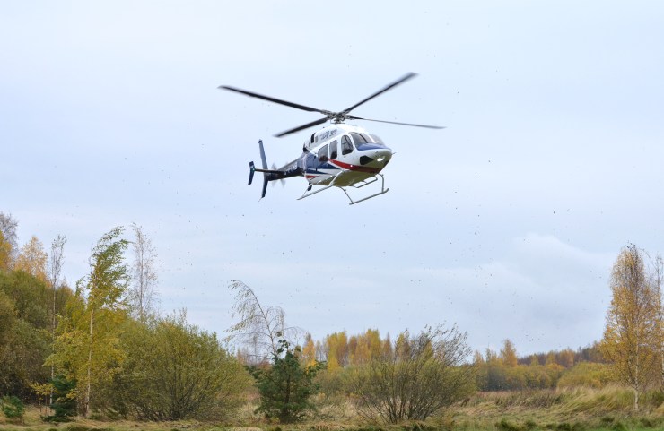 Helikopter kommer in för landning - Bell 429