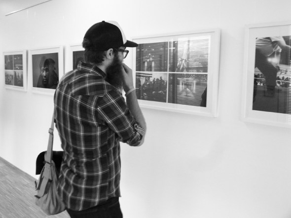 Fotografen Tommie Ohlson på utställningen