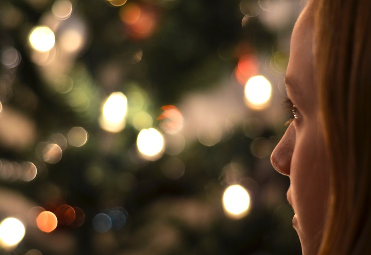 Jenny framför julgranen