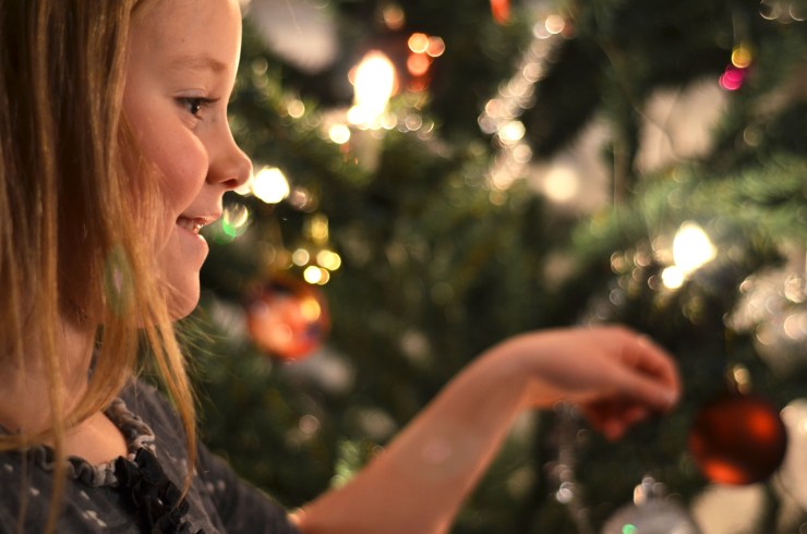 Tuva pyntar julgranen