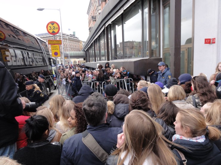 Beliebers väntar utanför Grand Hôtel