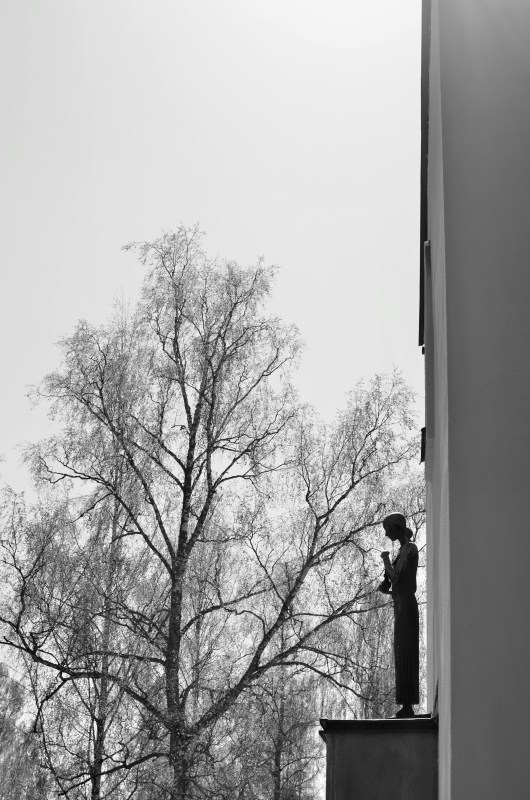 FlickaSkyddandeLåga_Stående_BW