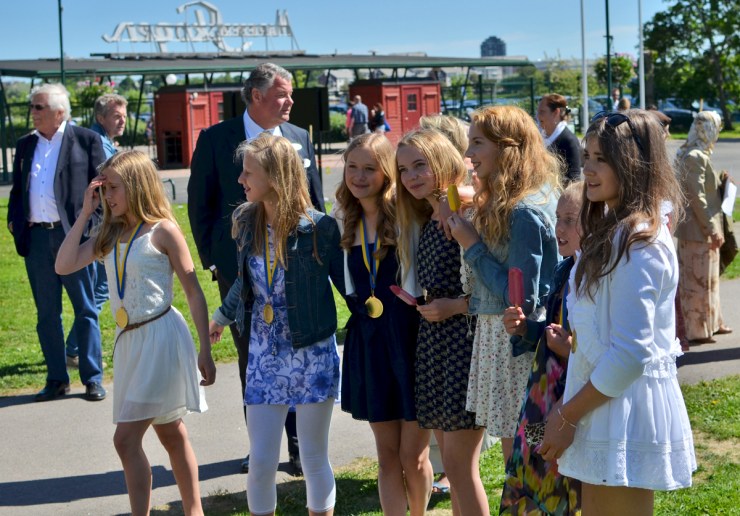 Jenny med bästa klasskompisar på skolavslutningen