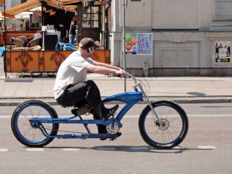 Soft beach bike cruiser glider förbi "Medis"