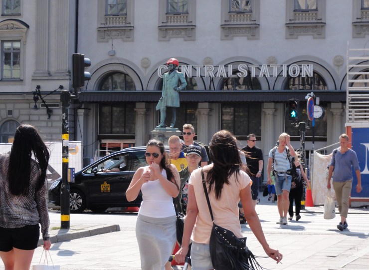 Nils Ericsons staty utanför Stockholms centralstation har fått bygghjälm på huvudet