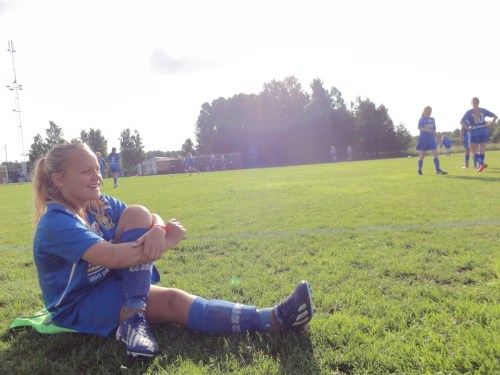 Philippa stretchar i morgonsolen