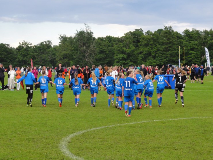 QBIK tackar publiken efter matchen