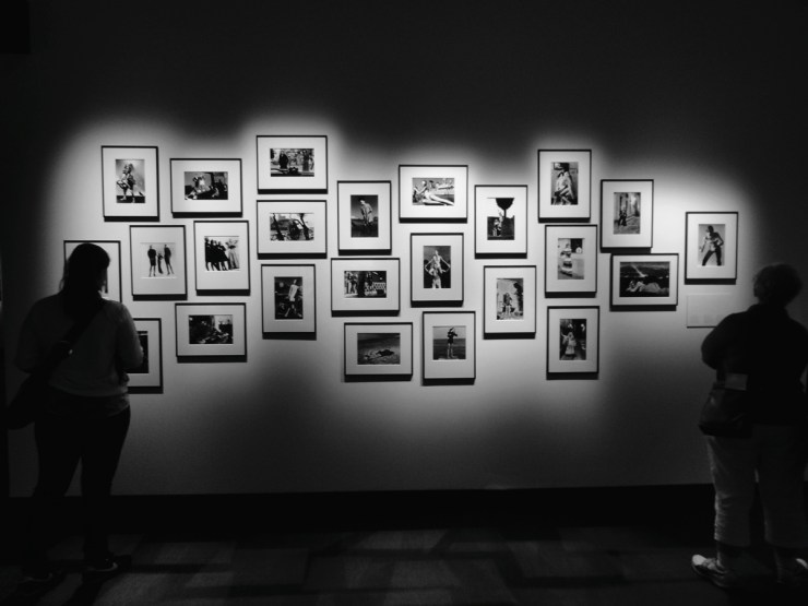 Utställningen bjuder på många bilder av Helmut Newton