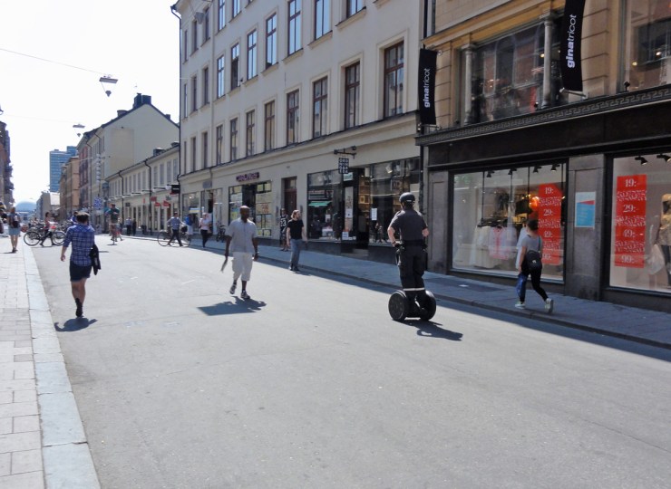 Securitas på Segway uppför Götbacken