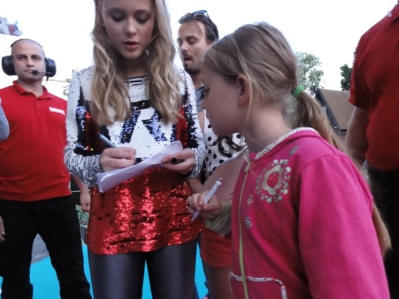 Zara Larsson skriver Autograf åt Tuva