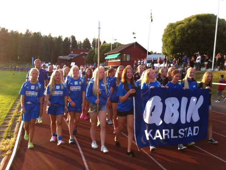 Alla QBIK-lagen gick tillsammans på invigningen