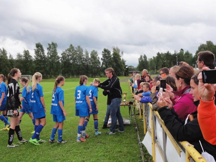 QBIK F00 tar emot pokal och guldmedaljer efter DM-finalen