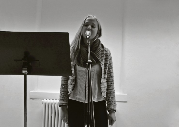 Jenny sjunger "With a little help from my friends"