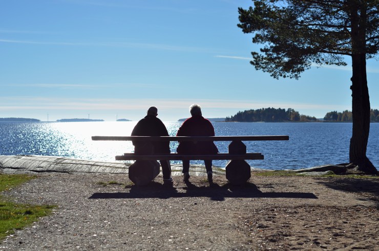 Ett par njuter i höstolen