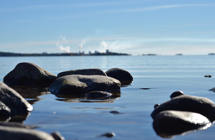 Vänern spegelbland med Skoghallsverken i bakgrunden