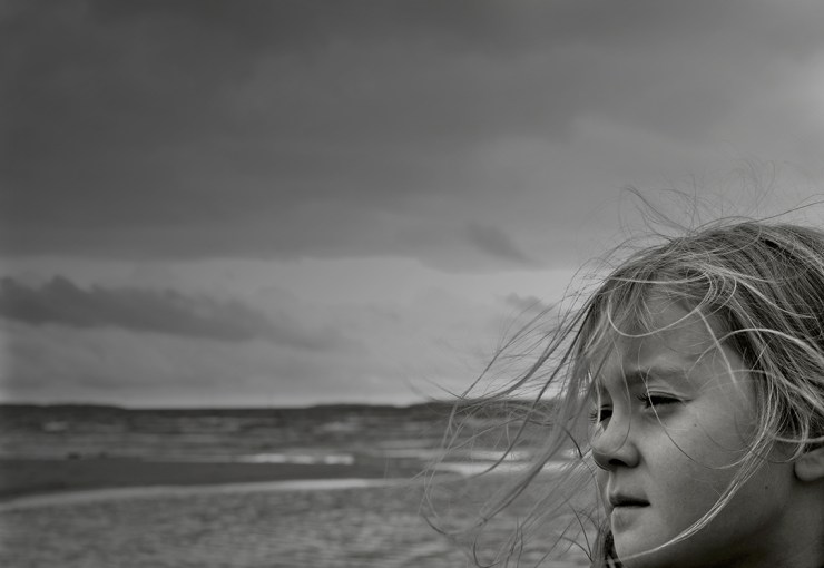 Flicka med vind i håret