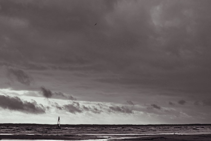 Surfar i höststormen