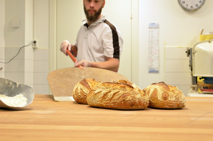 Bagare Ronnie lägger upp nybakat matbröd