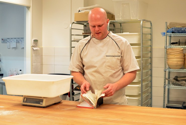 Ägaren Mattias med Svarta boken