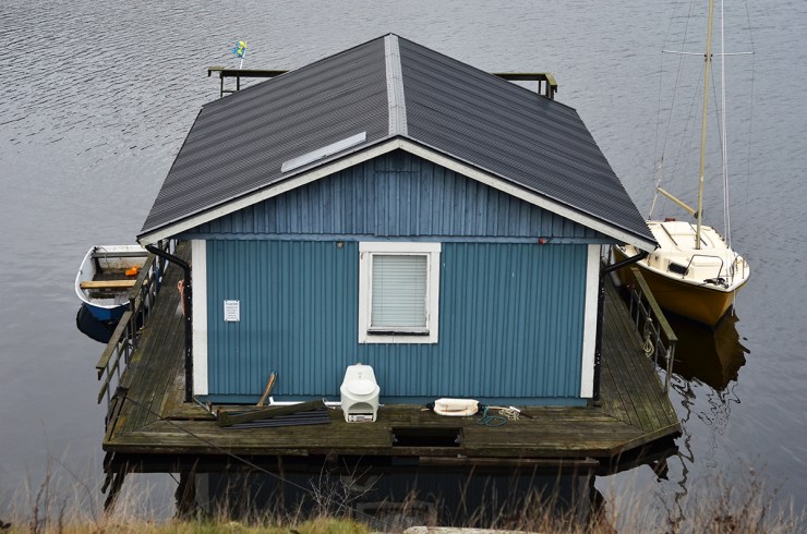 Sjönära stugidyll med utedass