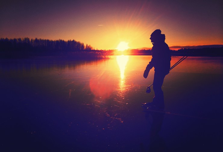 Skriskoåkare i solnedgång